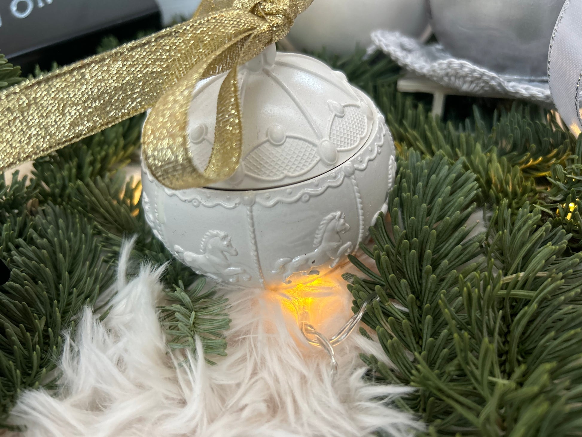 Bougie carrousel blanc avec ruban doré – parfum Noël épicé