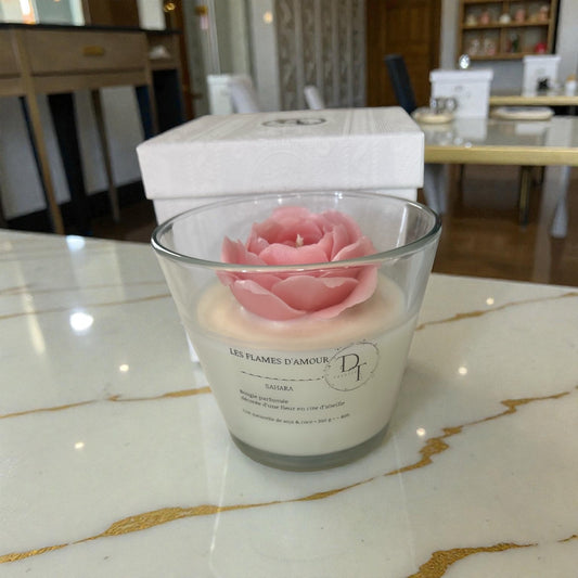 Bougie parfumée florale Rose Signature avec rose Austin sculptée à la main, parfum Sahara, dans un verre transparent au design épuré.