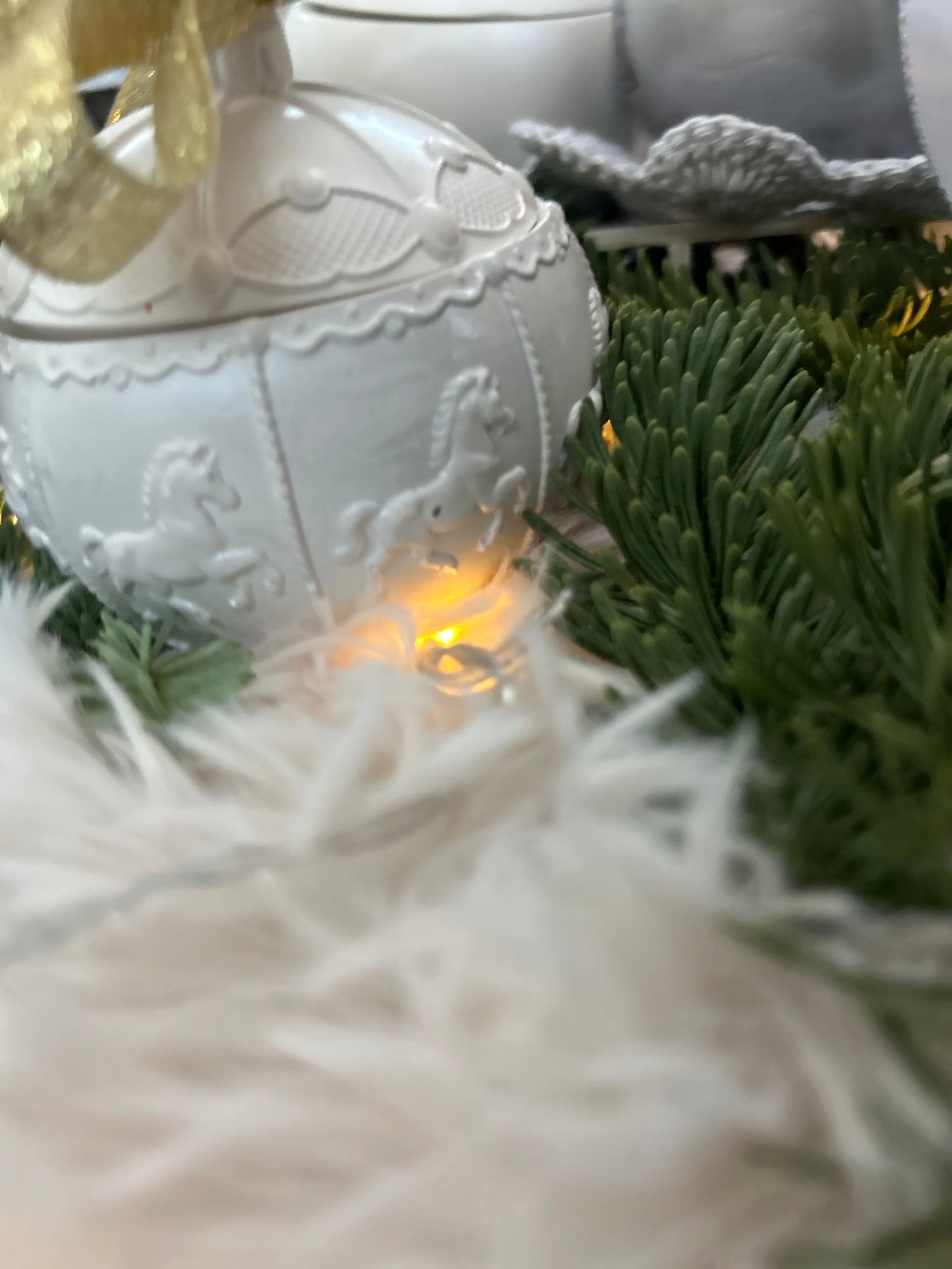 Bougie boule de Noël blanche en forme de carrousel – cire naturelle artisanale