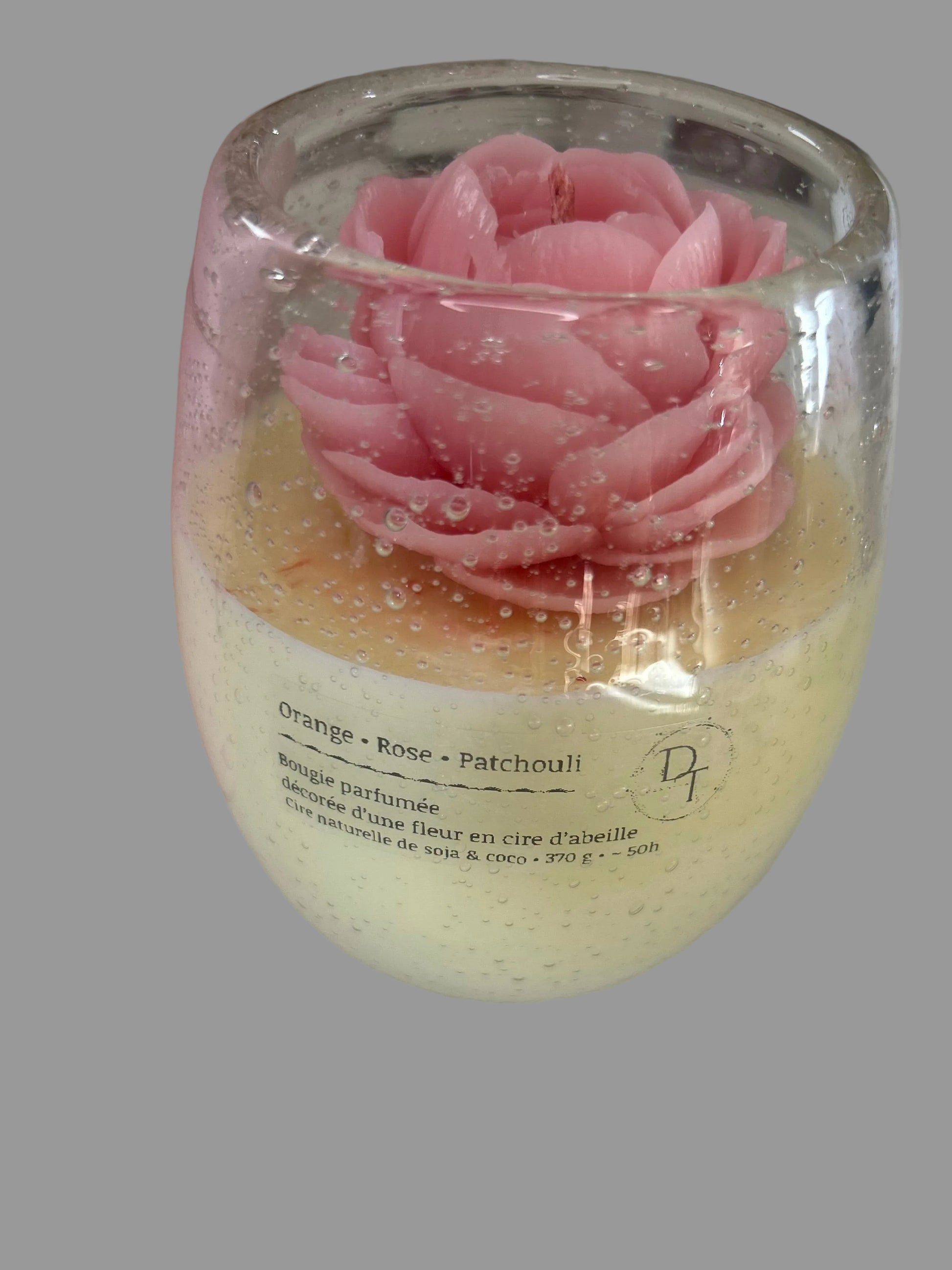 Bougie décorative avec rose sculptée en cire d’abeille, création artisanale.