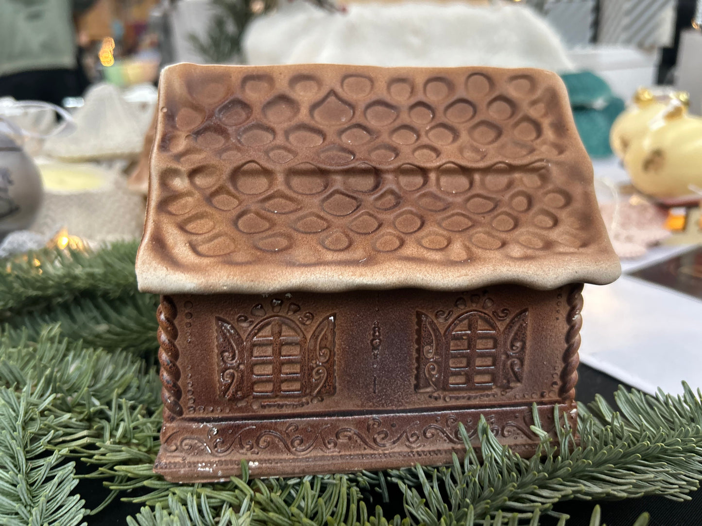 Bougie maison pain d’épices avec décorations fines, toit texturé et fenêtres sculptées