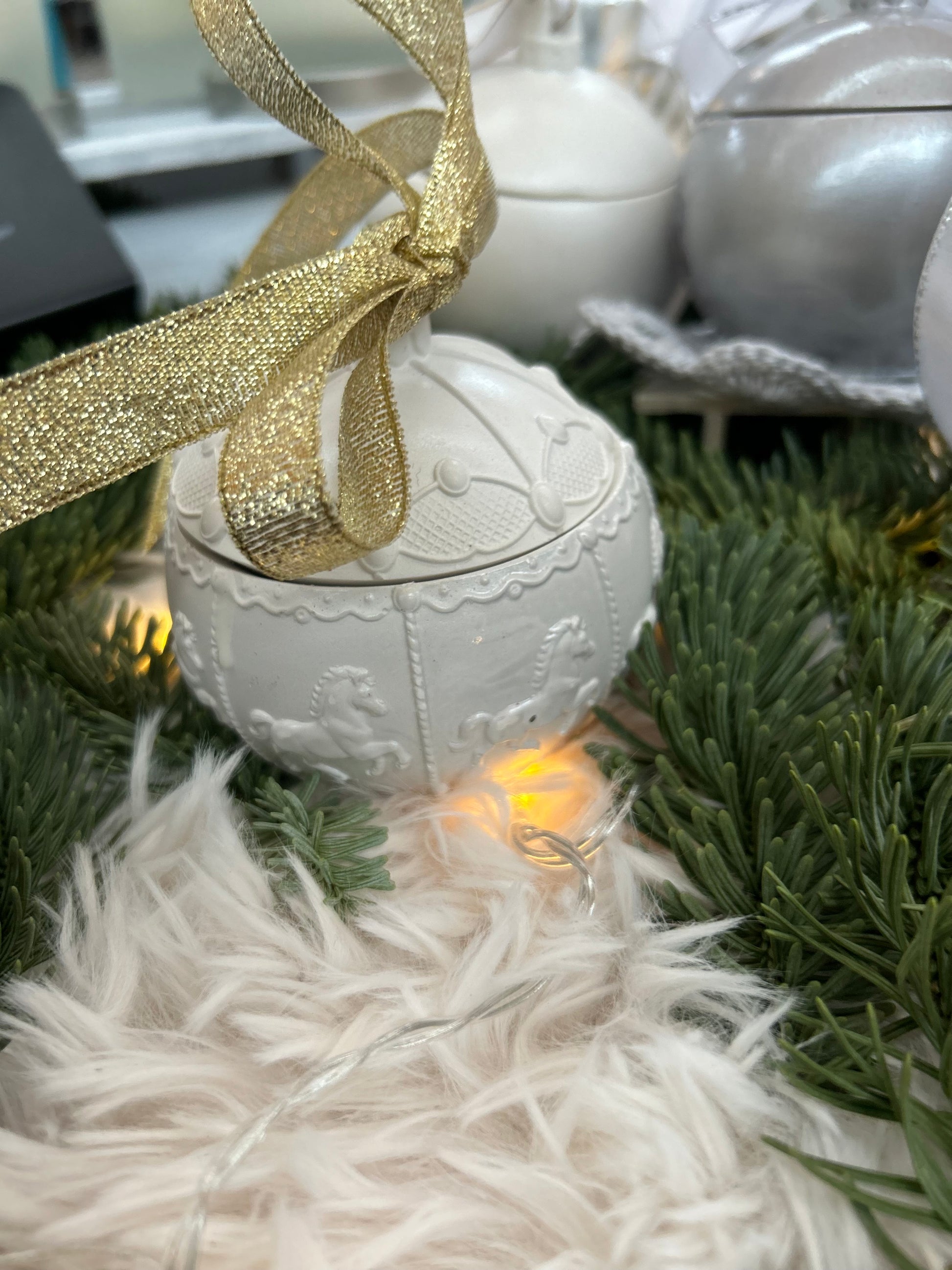 Bougie boule de Noël blanche en forme de carrousel – cire naturelle artisanale
