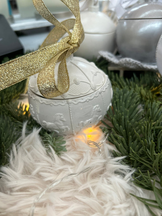 Bougie boule de Noël blanche en forme de carrousel – cire naturelle artisanale