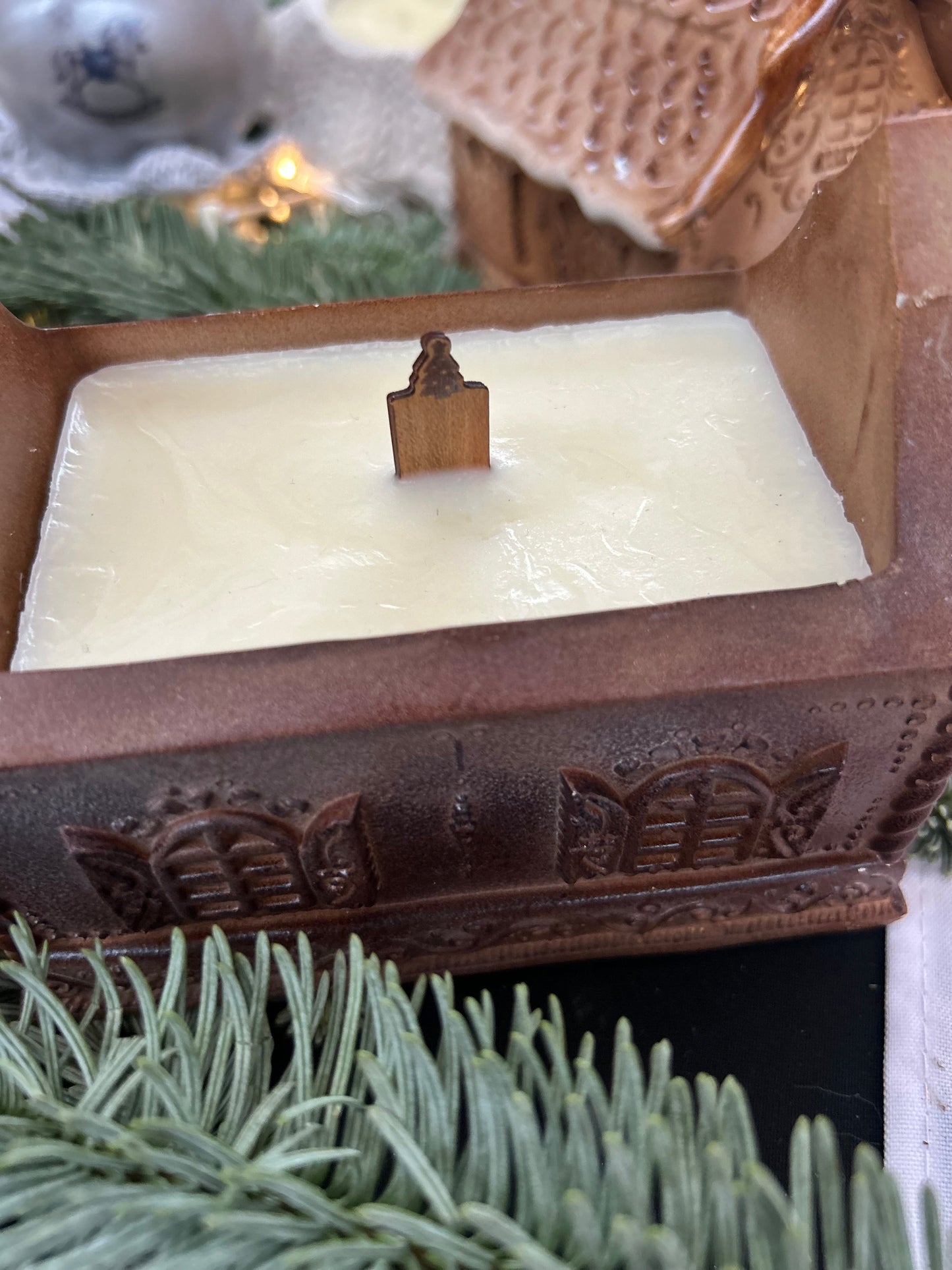 Bougie maison pain d’épices artisanale en céramique, cire naturelle avec mèche en bois.