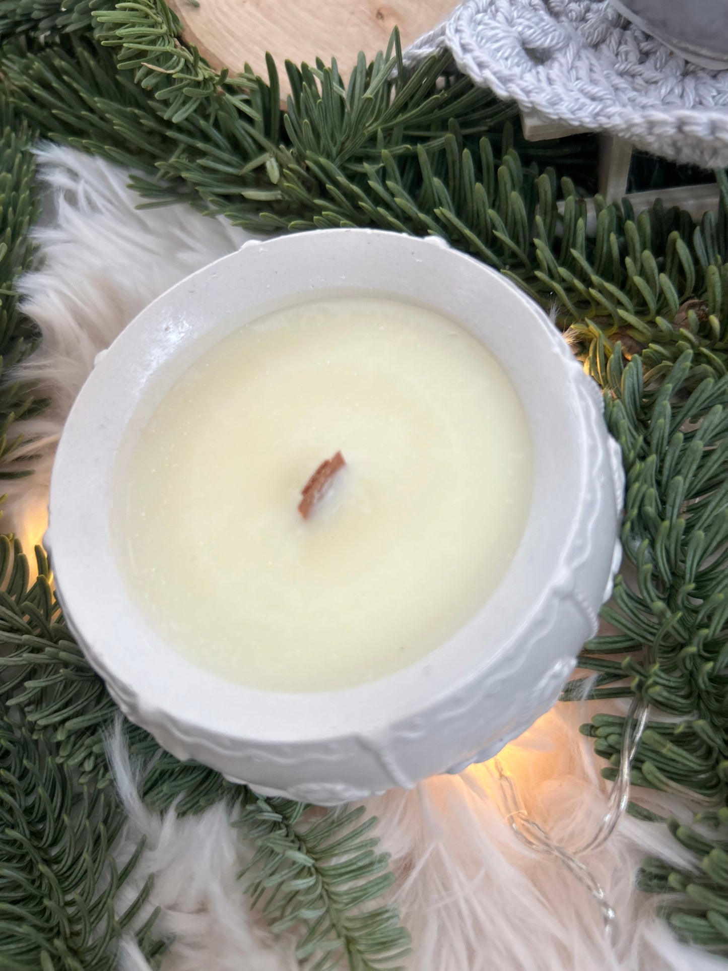 Bougie festive en forme de boule sculptée – DT Candles