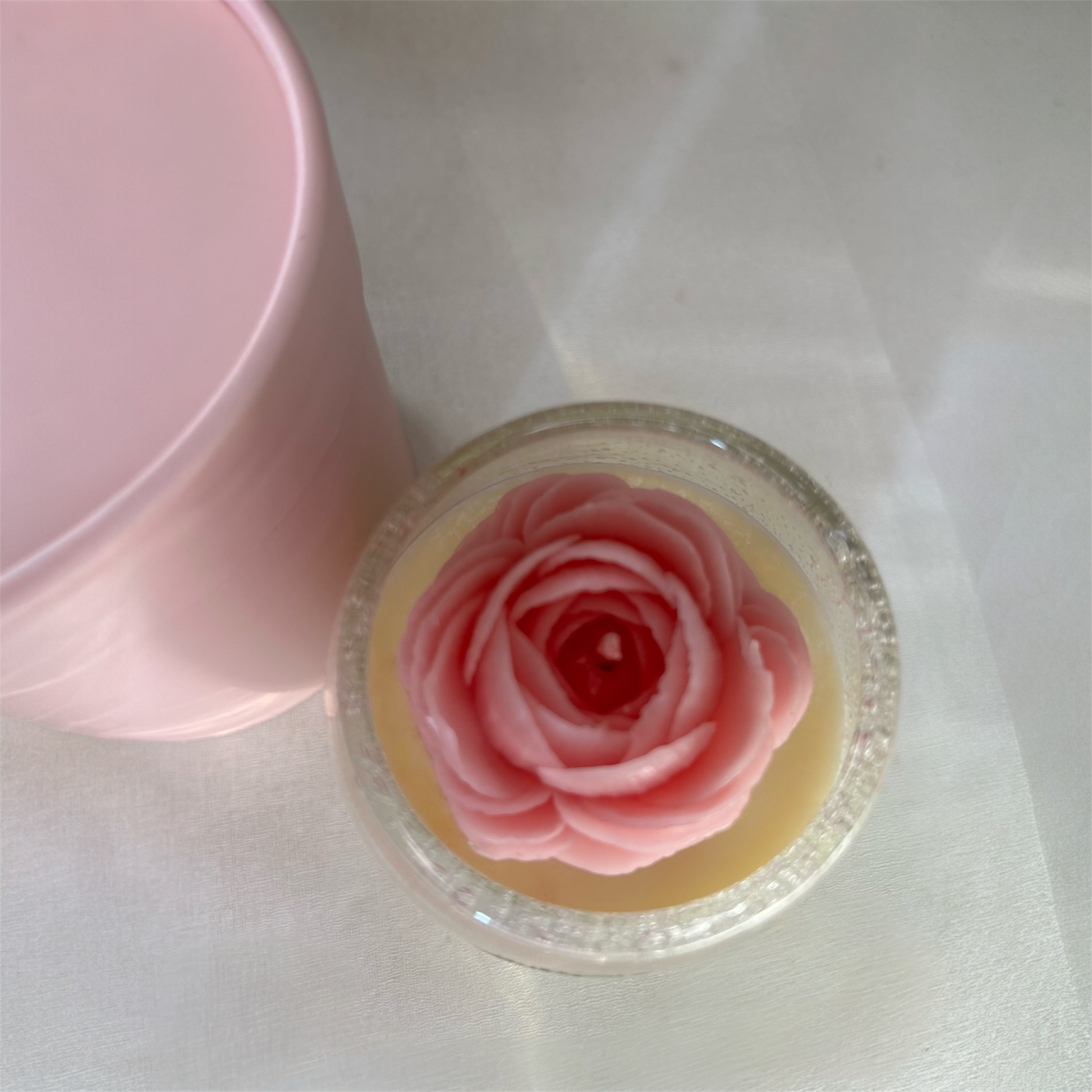 Bougie décorative avec rose sculptée en cire d’abeille, création artisanale.