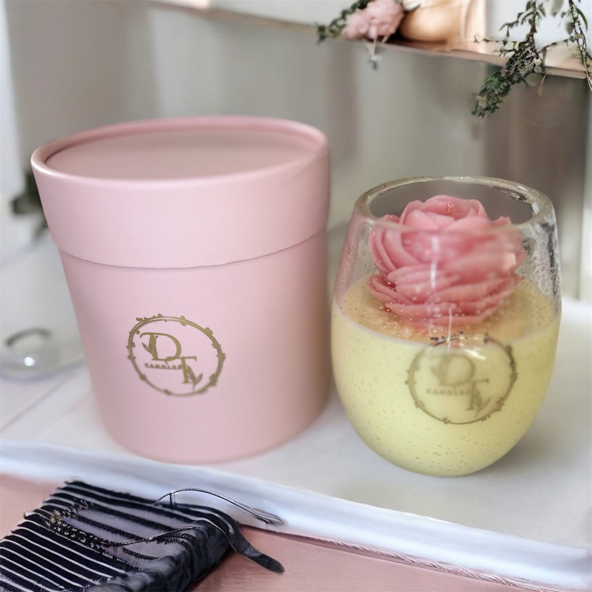 Bougie parfumée artisanale avec fleur en cire d’abeille, Orange Rose Patchouli.
