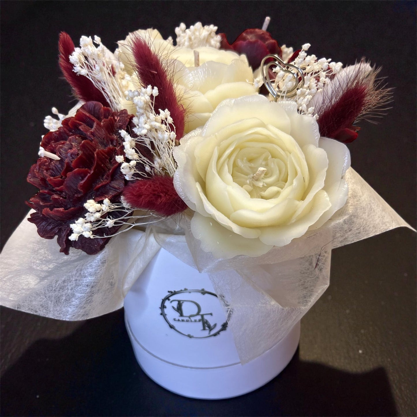 Rose sculptée en cire d’abeille ivoire – détail bougie artisanale parfumée