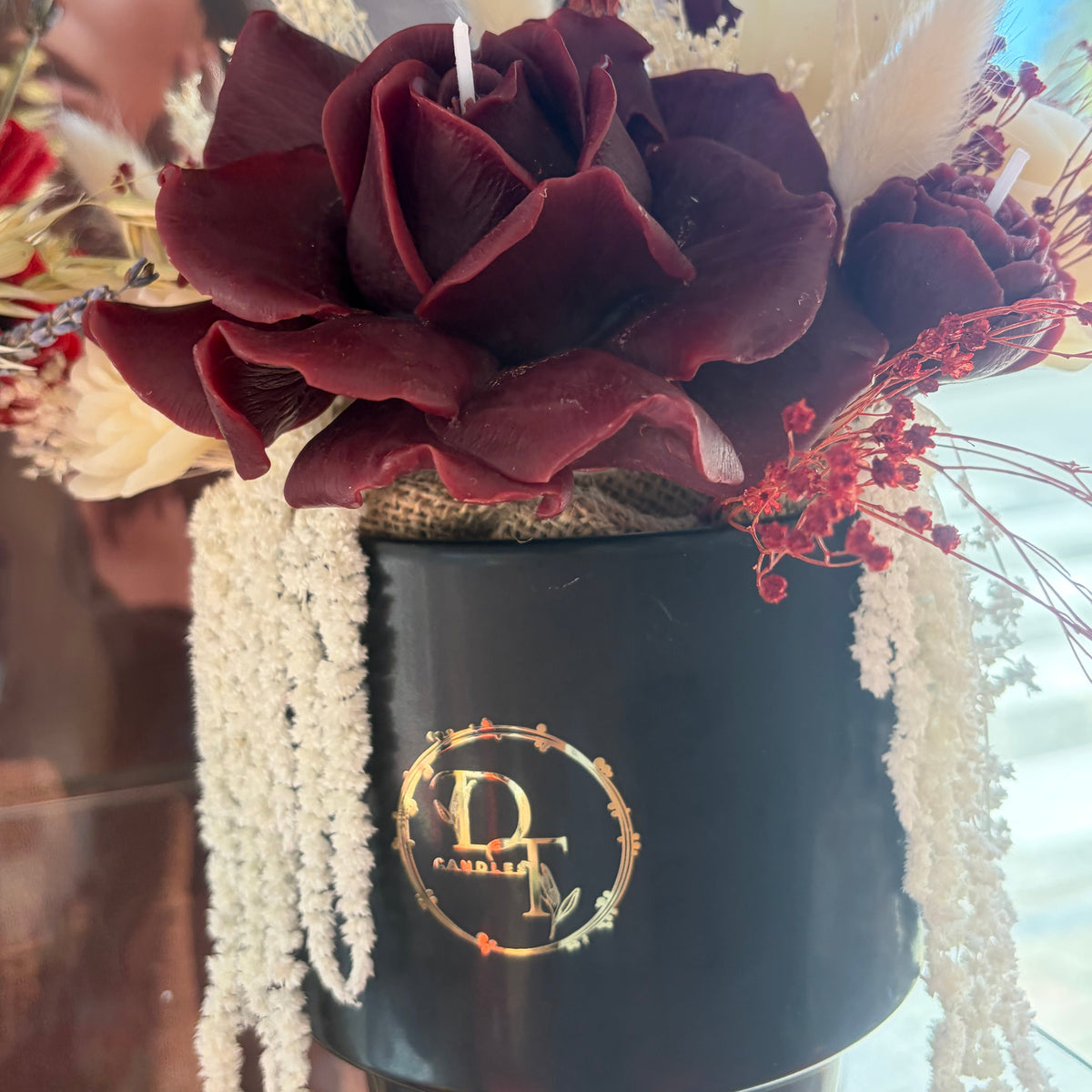 Bouquet de bougies en cire d’abeille bordeaux et ivoire dans un contenant noir DT Candles