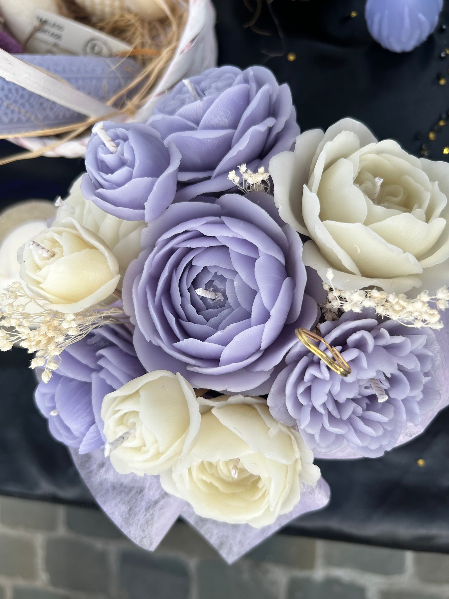 Rose sculptée en cire d’abeille ivoire – détail bougie artisanale parfumée