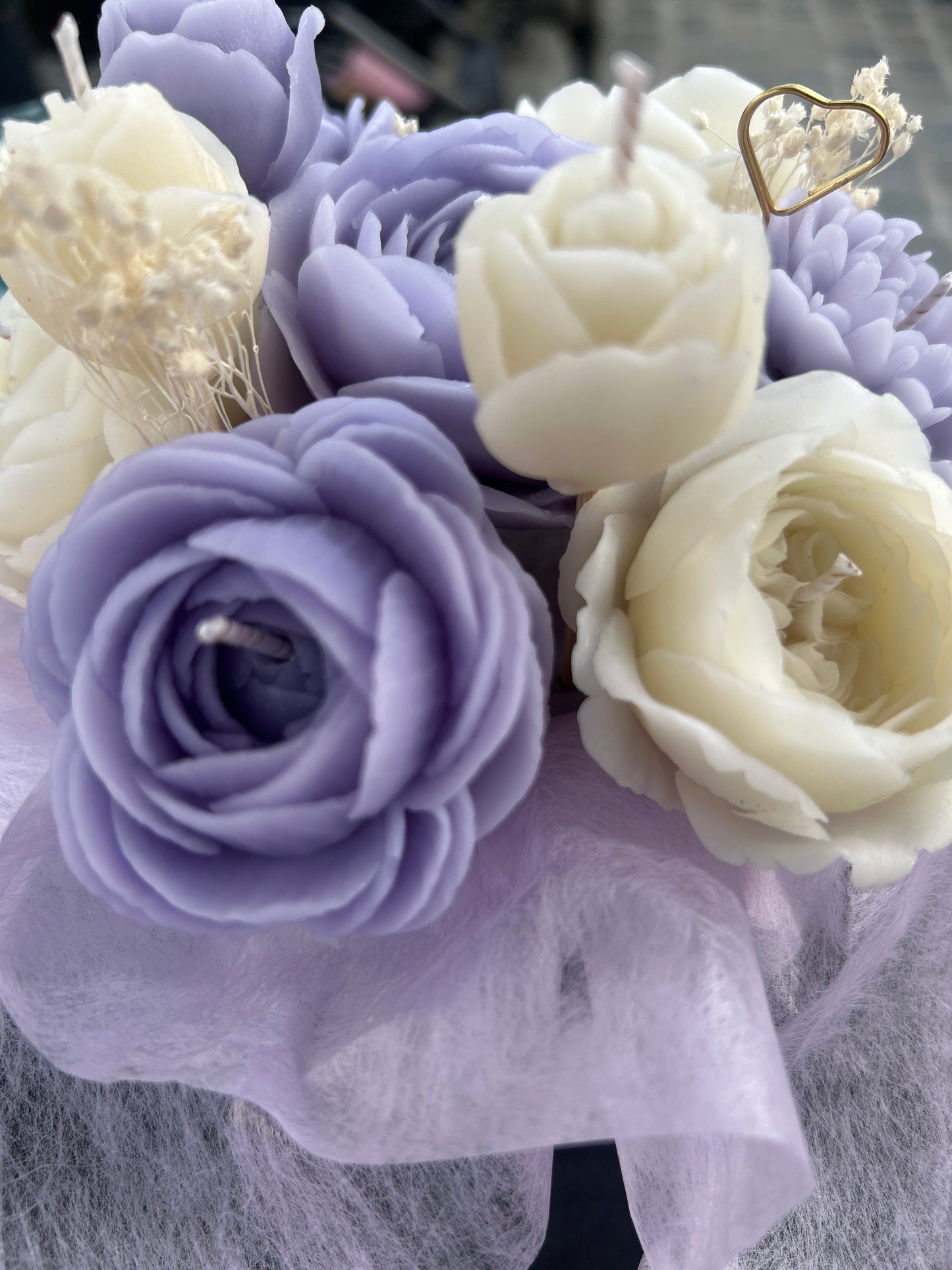 Rose sculptée en cire d’abeille ivoire – détail bougie artisanale parfumée grande 