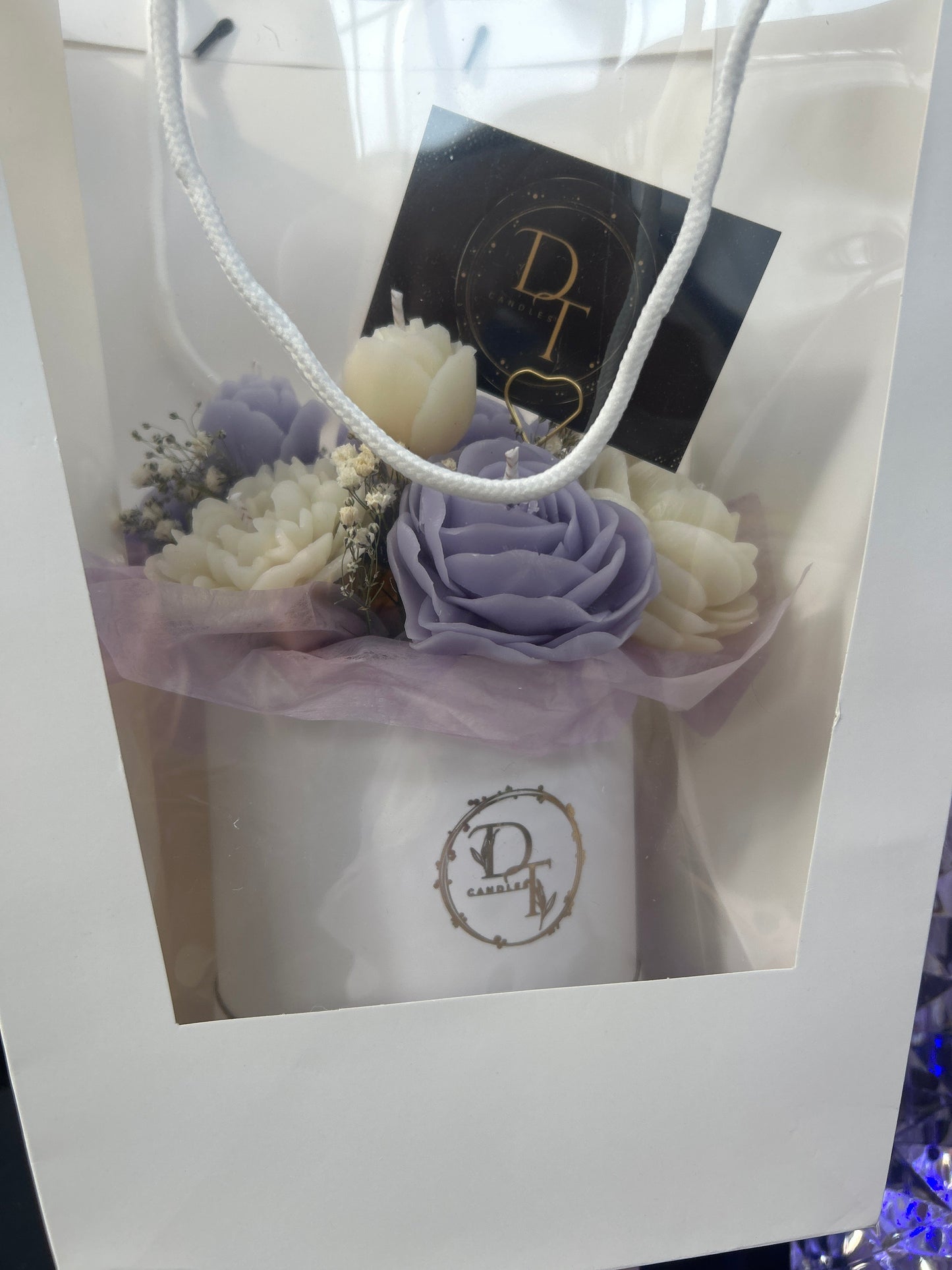 Bouquet de bougies lavande DT Candles dans coffret cadeau – fleurs en cire d’abeille artisanales