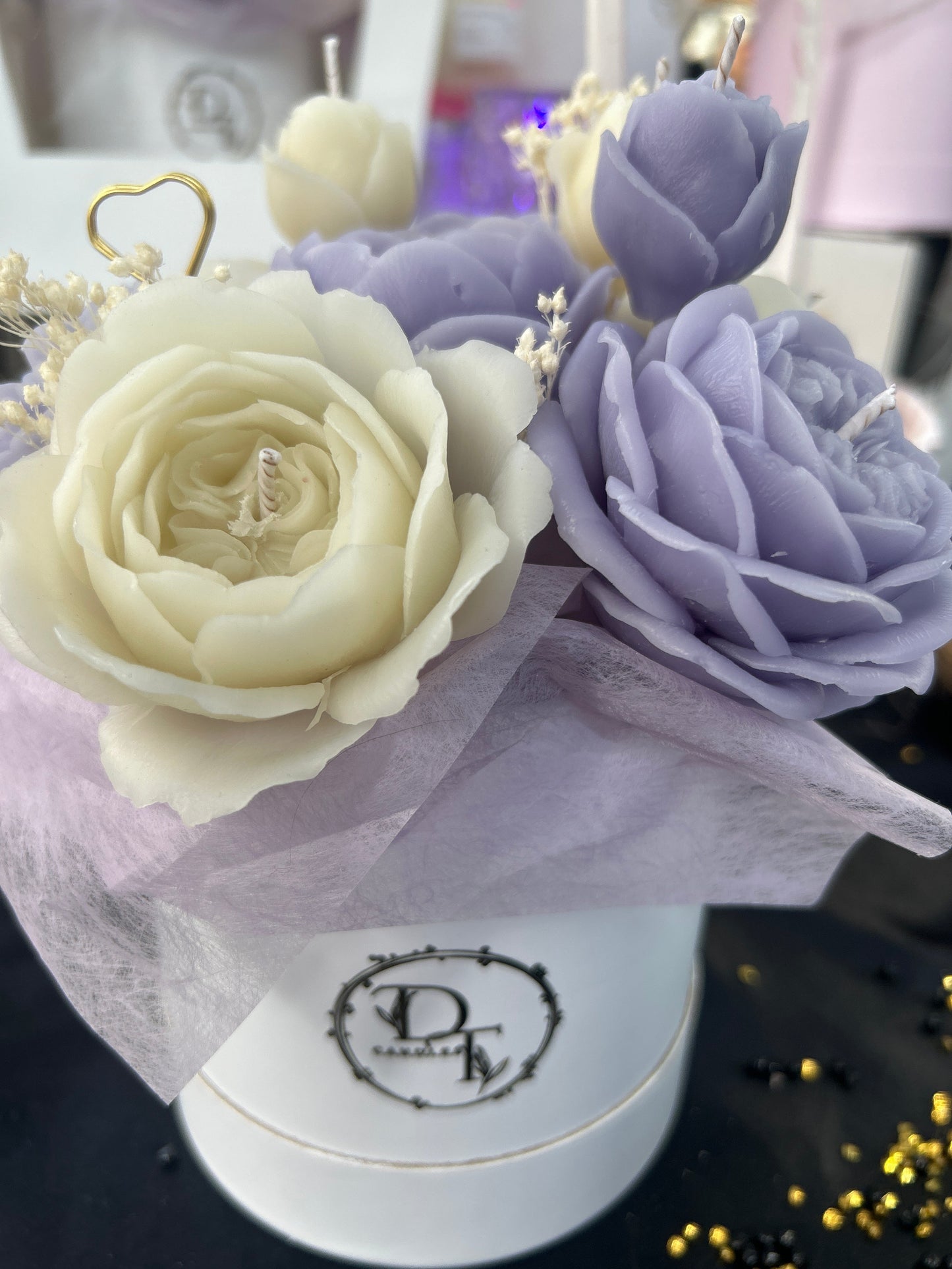 Détail des fleurs bougies lavande et ivoire parfum jasmin bergamote – bouquet cire d’abeille