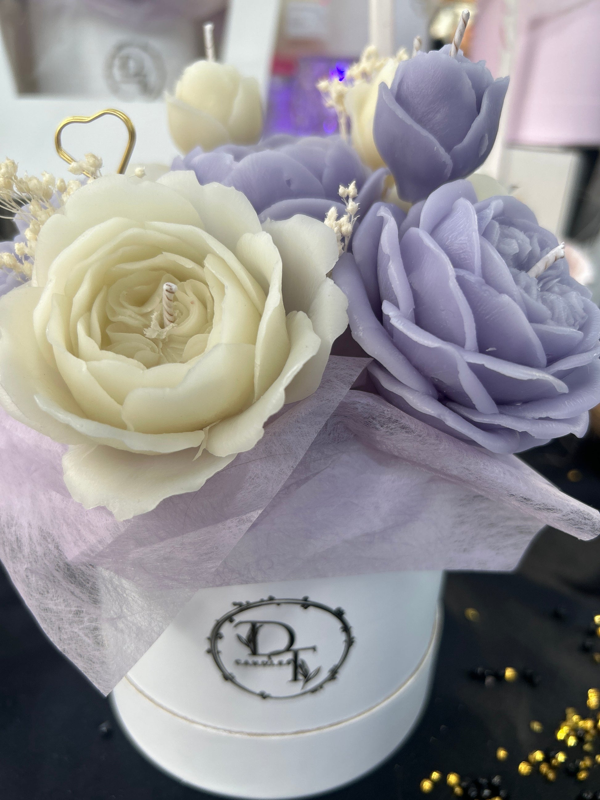 Détail des fleurs bougies lavande et ivoire parfum jasmin bergamote – bouquet cire d’abeille