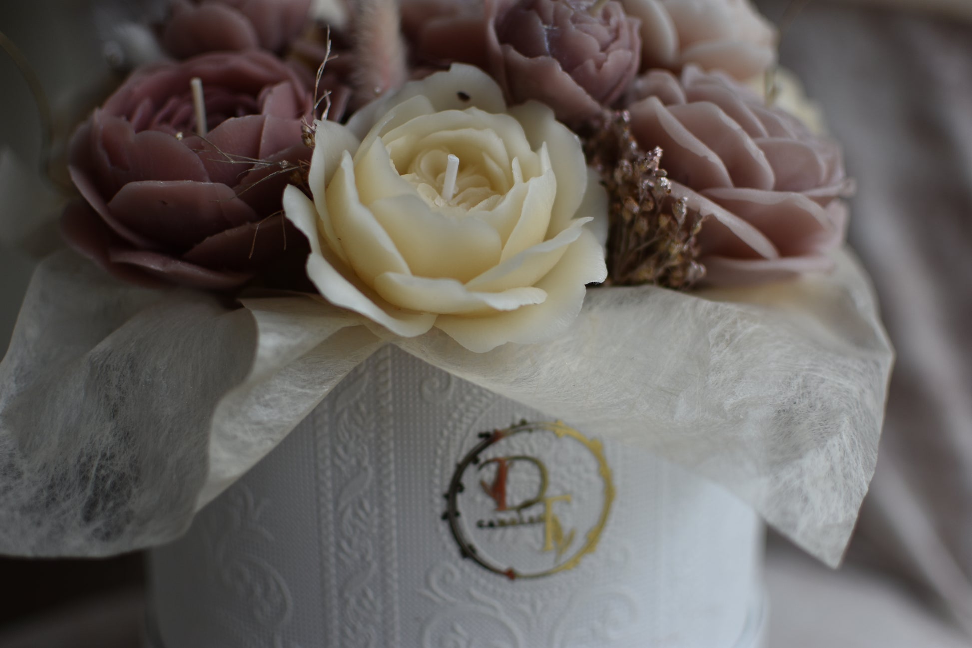 zoom du bouquet en cire d’abeille rose pastel – fleurs sculptées à la main, décoration élégante