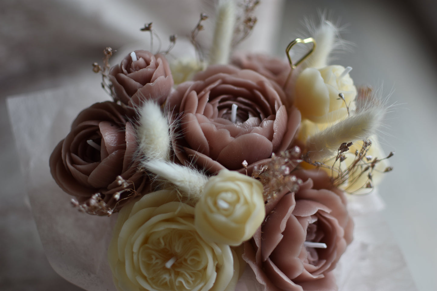 Détail du bouquet en cire d’abeille rose pastel – fleurs sculptées à la main, décoration élégante