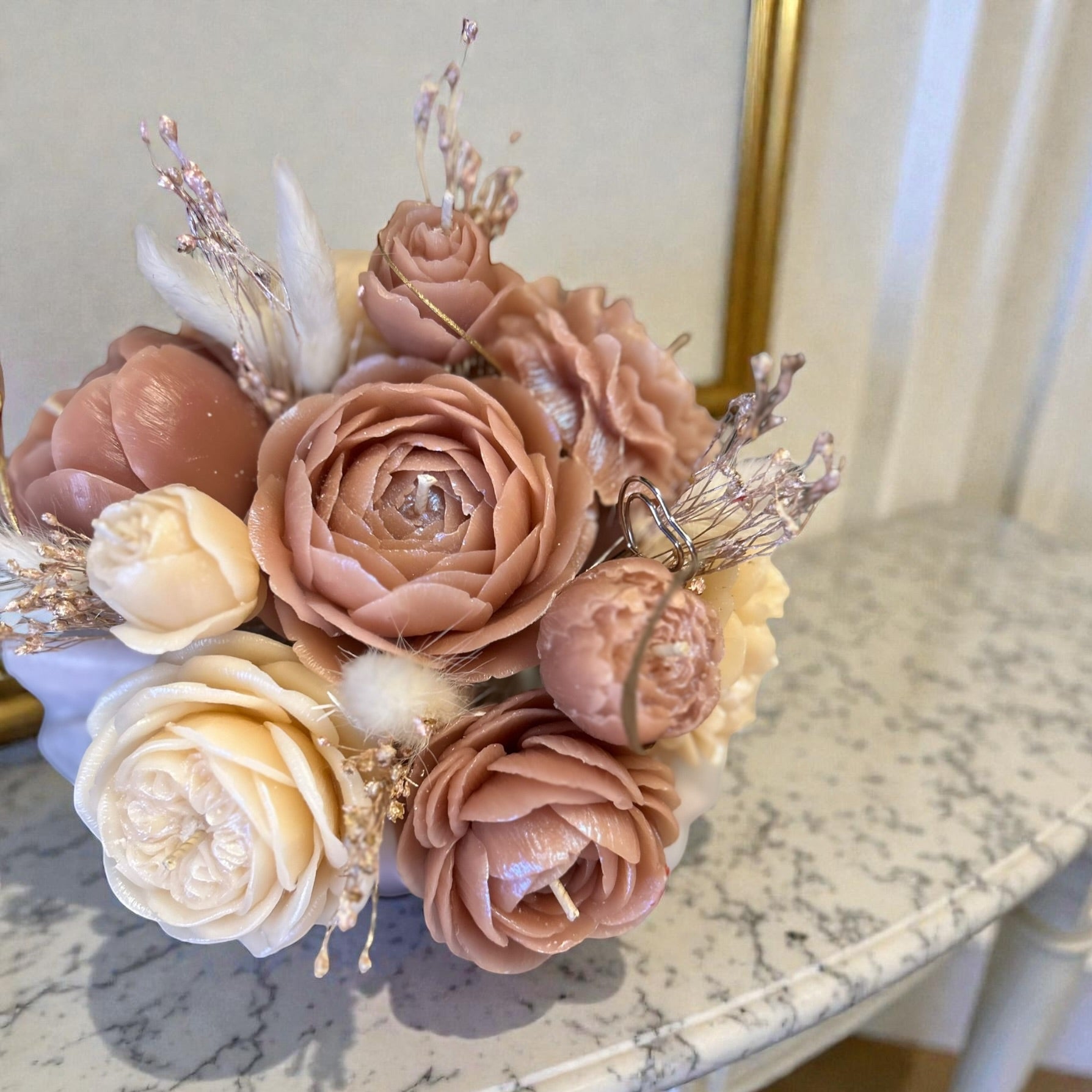 Détail du bouquet en cire d’abeille rose pastel – fleurs sculptées à la main, décoration élégante