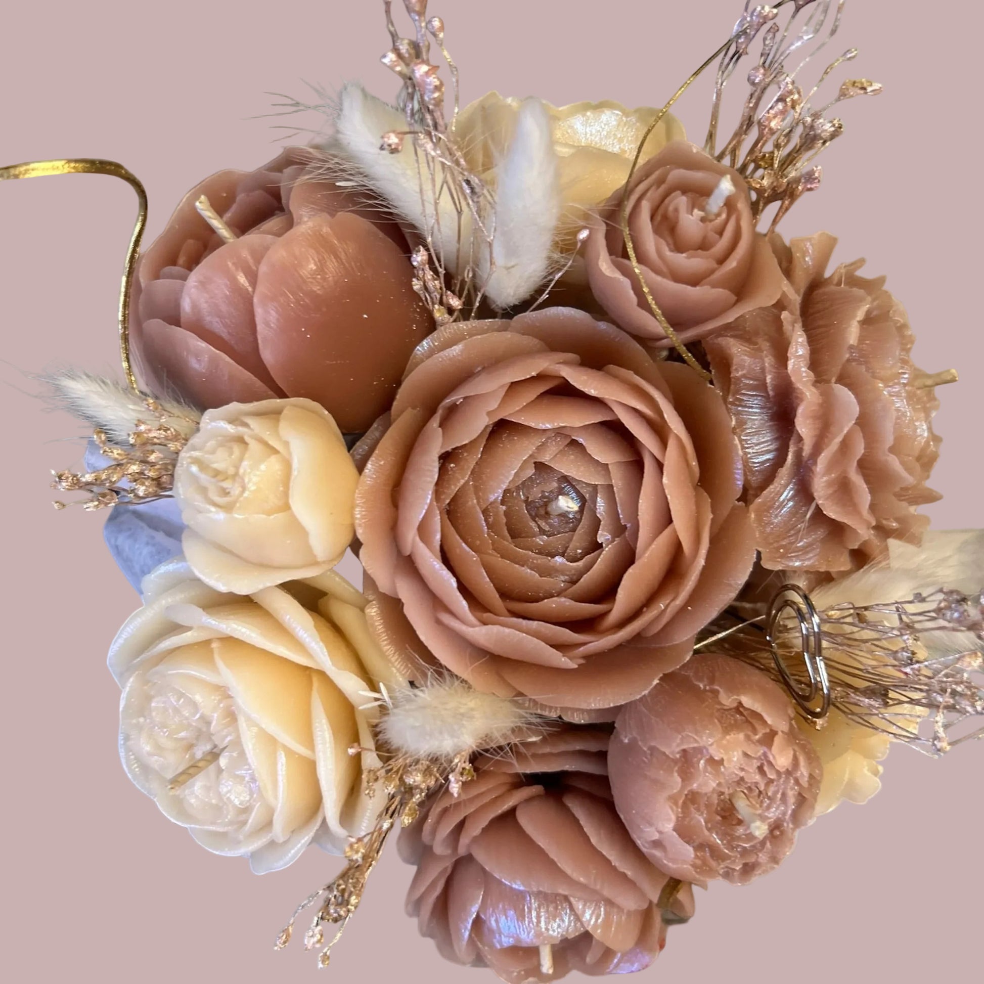 Gros plan sur les fleurs sculptées du bouquet en cire d’abeille rose pastel – création artisanale élégante