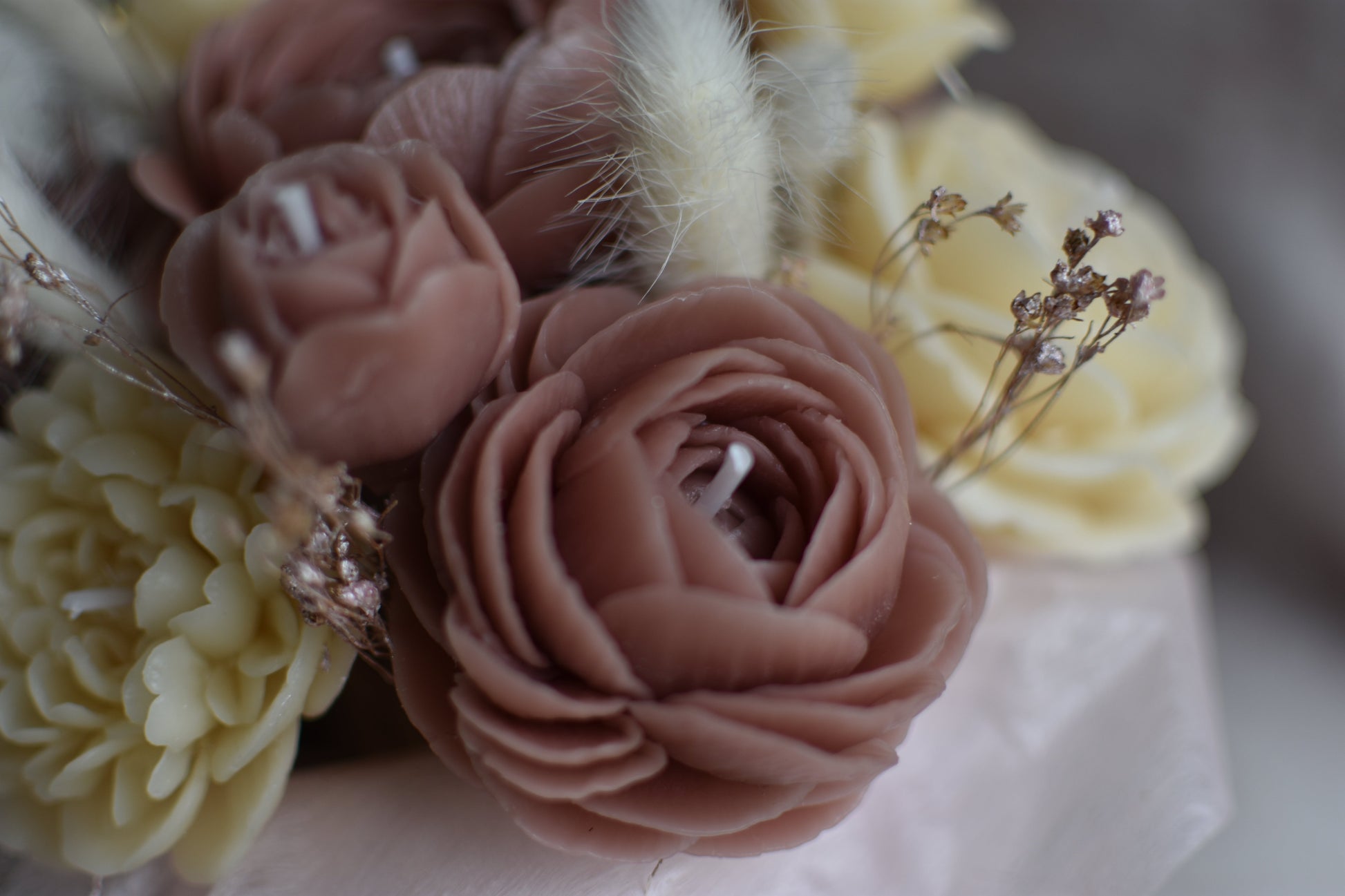 Bouquet en cire d’abeille rose pastel dans son pot rose – décoration intérieure élégante et cadeau artisanal