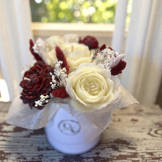 Bouquet en cire d’abeille rouge bordeaux et ivoire dans pot blanc – décoration artisanale élégante