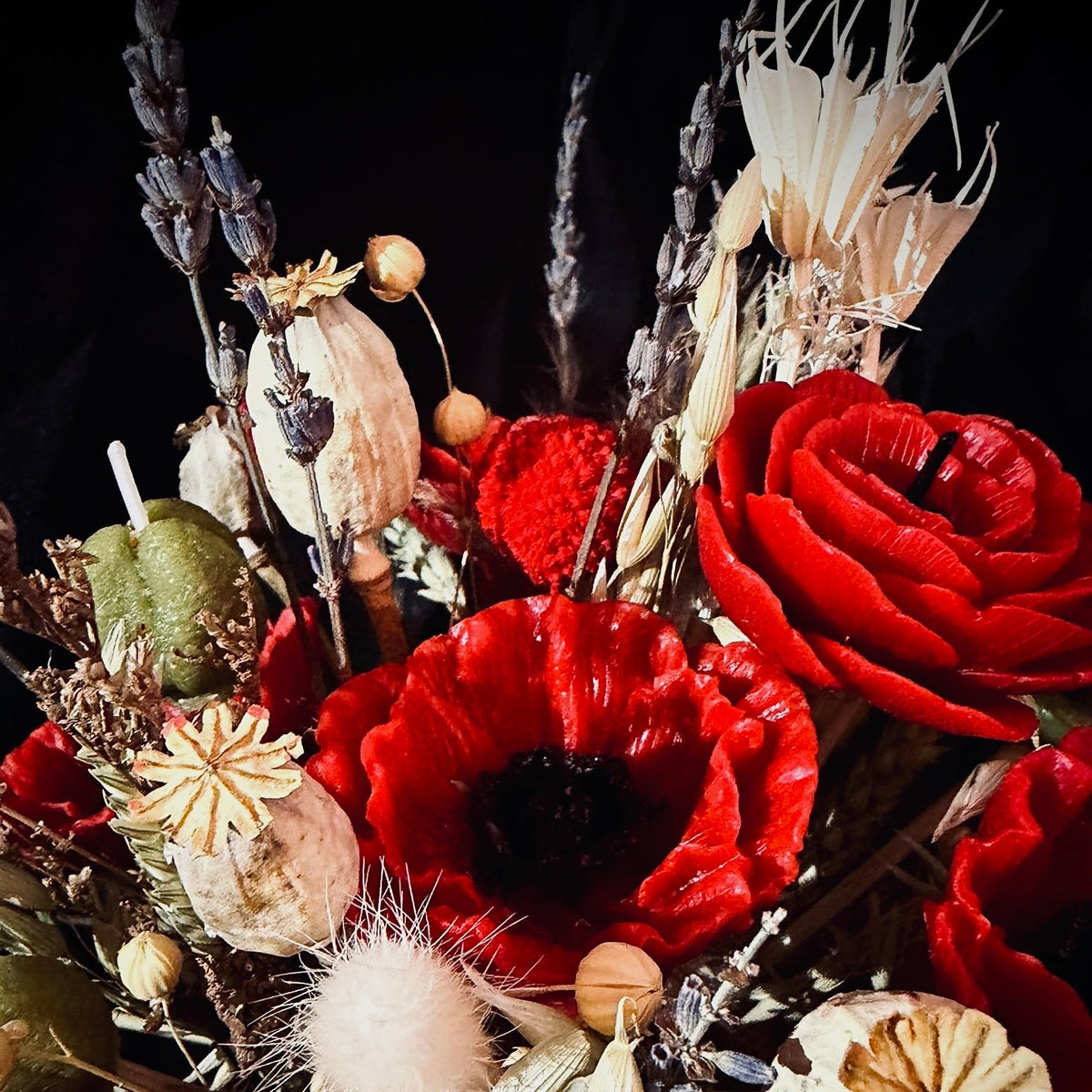 Détails floraux de la composition Coquelicot Rouge en cire d’abeille rouge et éléments botaniques