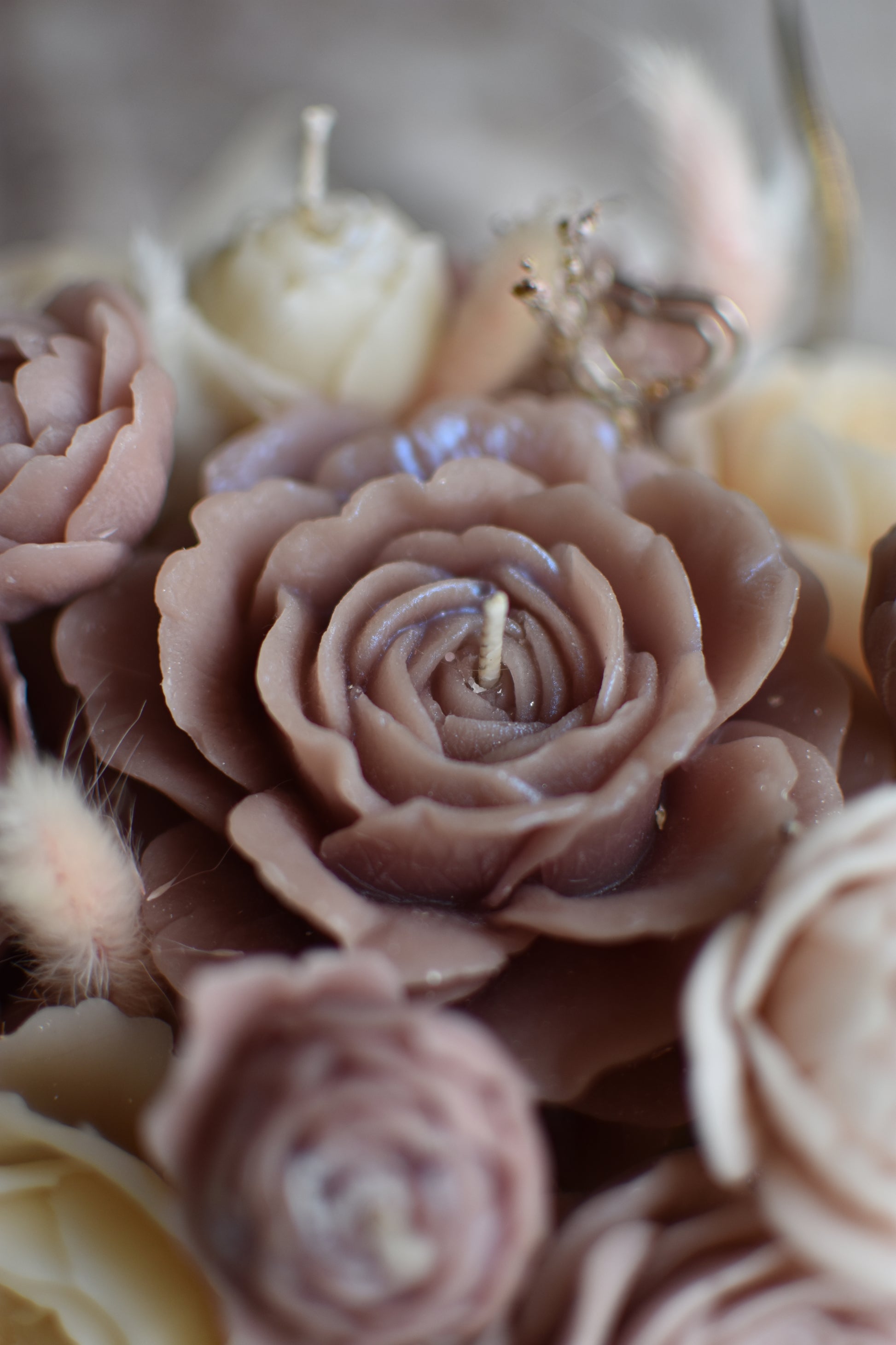 Texture fleur sculptée en cire d’abeille – bouquet durable Velours Rosé artisanat belge