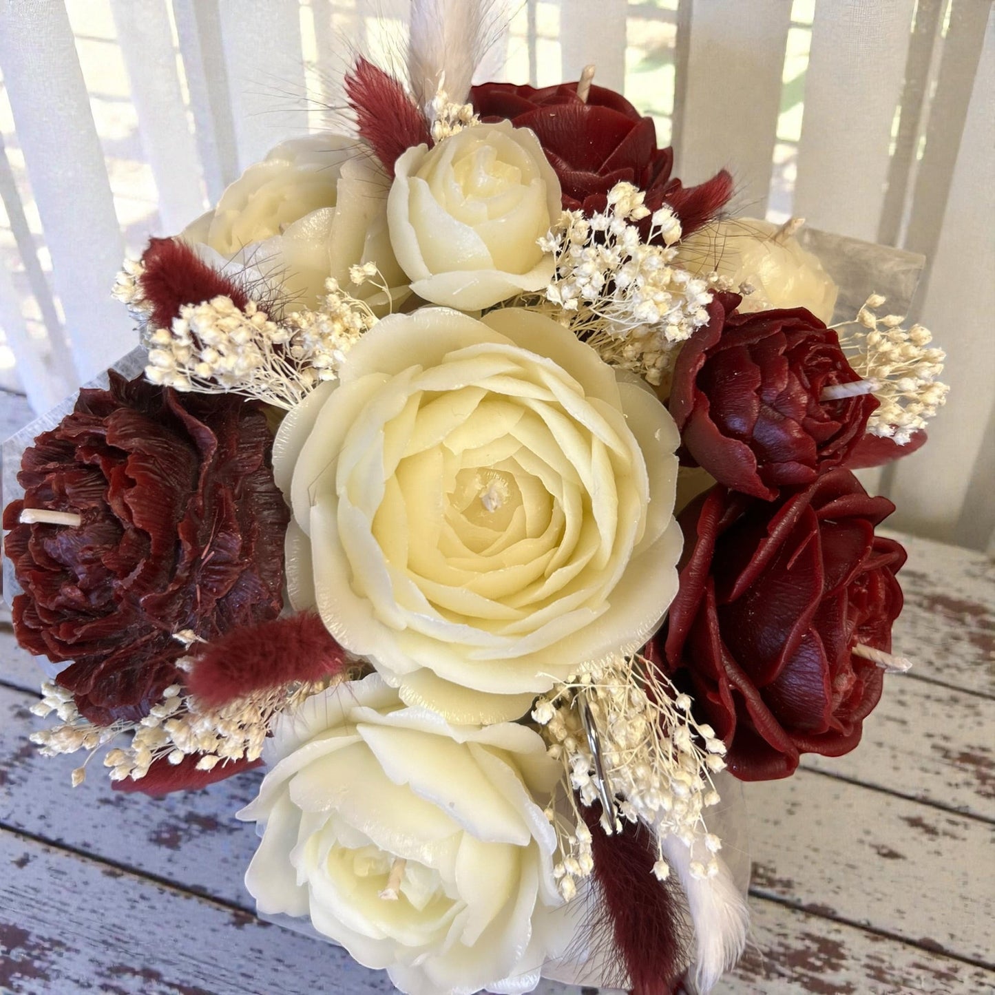 Vue aérienne bouquet cire d’abeille bordeaux et ivoire – cadeau artisanal raffiné